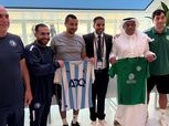مسؤولو ناديي بيراميدز والأهلي السعودي يتبادلان الهدايا التذكارية