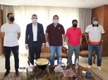الكمامات تتصدر مشهد توقيع كارتيرون في منزل رئيس الزمالك (صور)