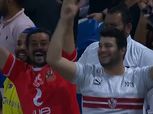 مشجع أهلاوي يحتفل مع جماهير الزمالك بالتقدم على حساب الاتحاد المنستيري