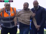 مشجع يقتحم مباراة ليدز ونيوكاسل ويتهجم على مدرب الماكبايس (فيديو)