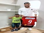 «أزارو» يحقق أمنية «فلافيلو» مشجع الأهلي
