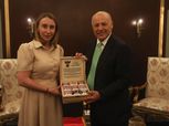 أبو ريدة يتبادل الدروع التذكارية مع رئيسة بعثة منتخب روسيا