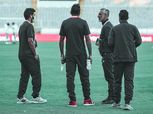مدير تعاقدات بيراميدز يجتمع مع ثلاثي الأهلي في الملعب قبل لقاء الوداد
