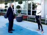 رئيس ريال مدريد يزور فريقي كرة القدم وكرة السلة بالكمامة
