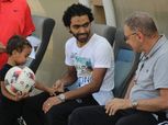 بالصور| حسين الشحات ونجليه في تدريبات المقاصة