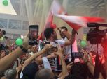 بالصور.. أحمد الأحمر يحتفل مع جماهير الزمالك بدوري أبطال أفريقيا لكرة اليد