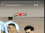 مصطفى محمد يداعب «صلاح» بعد هدفه في مران المنتخب «صور»