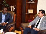 وزير الرياضة يبحث عددا من الموضوعات مع الاتحاد الأفريقي لكرة القدم