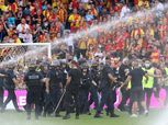 حادث شغب جديد بفرنسا.. جماهير نيس تقتحم ملعب مباراة فريقها أمام ليل