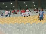 بالصور|مشجع زملكاوي يرفع لافتة "أفريقيا يا أهلي" في برج العرب
