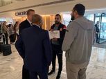 مشجع مغربي يرفع لافتة أمام رئيس كاف: كونوا عادلين وأنقذوا الكرة الأفريقية