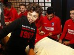 بالصور| لاعبو أتليتكو مدريد يلتقطون «سيلفي» مع جماهير الأهلي
