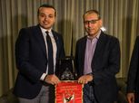 «الجارحي» يهدي درع الأهلي للسفير المصري في لبنان
