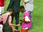 بالصور| لاعب النيجر يطلب «حذاء» النني بعد نهاية المباراة