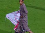 جلابية الزمالك وكلب مباراة الهلال.. اقتحام الجماهير لملاعب أفريقيا (فيديو)