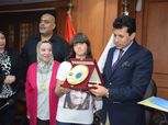 لصعوده قمة جبل موسى.. أشرف صبحي يكرم أول طفل مصري من ذوي الهمم