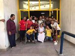 بالصور| خروج المشجع الأهلاوي من مستشفى الأميري الجامعي على كرسي متحرك