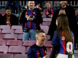 مشجع يهدي حبيبته خاتم الخطبة في مباراة ريال مدريد وبرشلونة بـ كلاسيكو الأرض