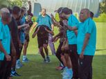 لاعب أسوان ينجح في الثانوية العامة.. والفريق يحتفل به أثناء التدريب