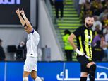 قبل يوم من مواجهة الطائي.. كريم بنزيما يثير التكهنات ويغادر جدة