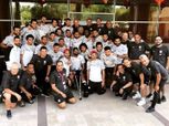 بالصور| لاعبو المنتخب يودعون جنش أثناء مغادرة المعسكر بـ"العكاز"