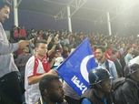 جماهير للهلال ترتدي قميص الزمالك في مباراة الأهلي (صور)