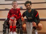 مشجع الريدز الصغير هاري كورنيس يسلم جائزة خاصة لـ محمد صلاح