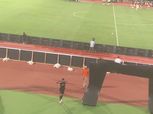 لاعب فاركو يمزق قميصه في مباراة الأهلي بعد قرار المدرب