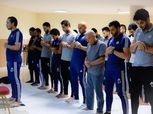 بالصور.. بعثة بيراميدز تصلي الجمعة بفندق الإقامة في نيجيريا