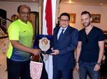 بالصور| الزمالك يُهدي السفير المصري بالكويت «درع» النادي