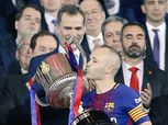 بالفيديو| بعد الفوز بكأس ملك إسبانيا.. وداع أسطوري لإنيستا وسط دموع الرسام