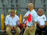 حسام حسن يستفز الزمالك: ألقى منديله الأبيض على الأرض.. ودهسه بقدمه أمام الجماهير