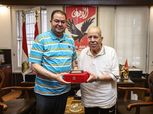 الأهلي يمنح نجم الزمالك السابق درع وعلم النادي (صورة)