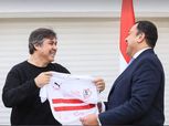 الزمالك يشكر السفير المصري في تونس على حسن الاستقبال ويمنحه تيشرت