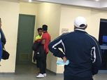 صالح جمعة يصافح شقيقه قبل المواجهة بينهما