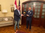 المندوه يهدي سفير مصر في كينيا درع الزمالك