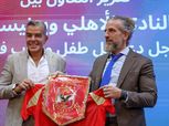 خالد مرتجي يُهدي ممثل اليونيسف في مصر قميص وعلم الأهلي