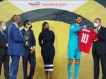 بعد الفوز بلقب إفريقيا.. لاعبو الأهلي يهدون الخطيب قميصا يحمل اسمه