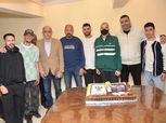 وفد من المصري والجهاز الفني واللاعبين يزورون عضو مجلس إدارة بعد عودته من رحلة علاج