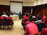 قبل ساعات من مواجهة الزمالك.. محافظ أسوان يزور معسكر الفريق