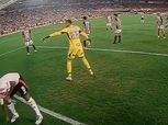 حارس مرمى مينيرو يضع شيئا غريبا داخل مرماه.. ولاعب ريفر بليت يتدخل