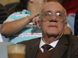 انهيار أحمد جلال إبراهيم أثناء دفن جثمان والده (فيديو)
