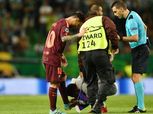 بالفيديو| «مشجع» يقبل قدم ميسي والجماهير تهتف لرونالدو
