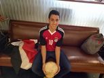 مواطن مصري يظهر بالعلم في فندق إقامة المنتخب الوطني