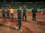 جماهير الرجاء المغربي تقذف لاعبي الأهلي بالزجاجات قبل انطلاق المباراة