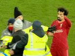 مشجع يقتحم ملعب مباراة ليفربول وساوثهامبتون لالتقاط صورة مع محمد صلاح