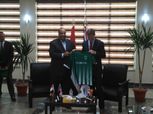 بالصور| رئيس نادى الاتحاد السكندري يهدى السفير البريطانى قميص ودرع زعيم الثغر