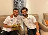 محمد صلاح يهدي تريزيجيه جائزة أفضل لاعب في مباراة مصر وبلجيكا