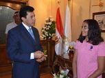 بالصور| وزير الرياضة يكرم السباحة المصرية ريم أشرف صاحبة أطول غطسة في العالم