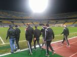 بالصور| طاقم تحكيم مباراة الزمالك والمصري يتفقد ملعب برج العرب